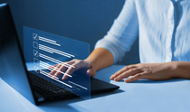 Laptop mit Checkliste, Symbolbild. (© Miha Creative - stock.adobe.com) Laptop mit Checkliste, Symbolbild.